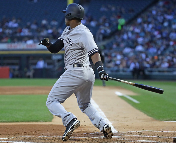 Yoan Moncada wears mask during White Sox-Yankees game due to wildfire smoke